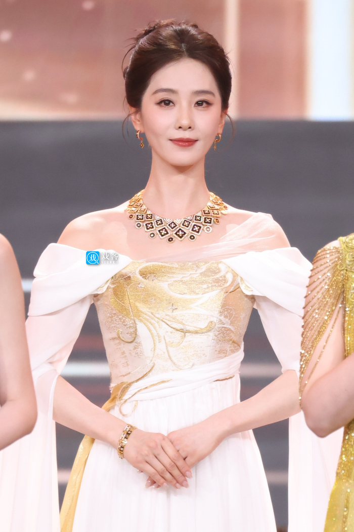 刘诗诗北影节闭幕式出场如仙女下凡 