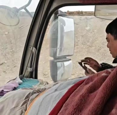 25吨的吊车 拉了30吨的父爱