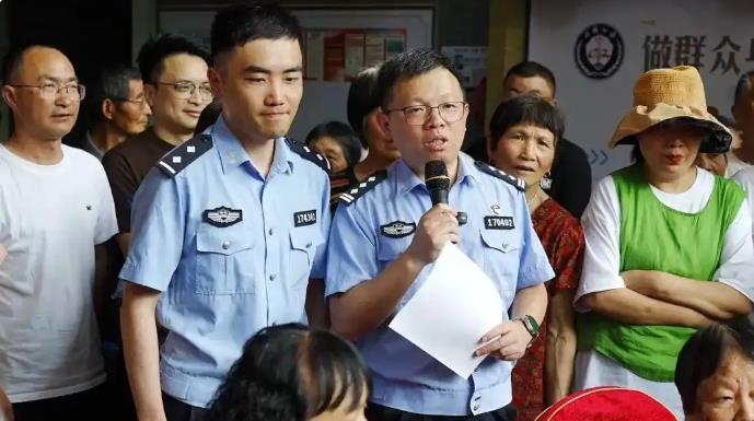 女子总在街上遇见面熟大姐竟是亲姐