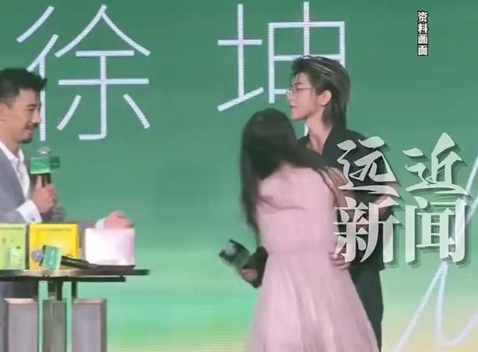 蔡徐坤被女粉丝冲上台强抱