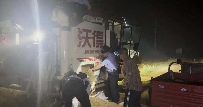 湖北一派出所所长凌晨带人徒手扒小麦