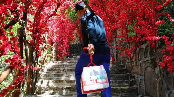 山顶矿泉水1元1瓶:人工搬运无人售卖
